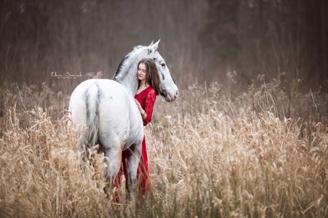 Ellen-sonck-photography-connectie-knuffelfoto-wintersfeer-bos-forest-appaloosa-red-dress